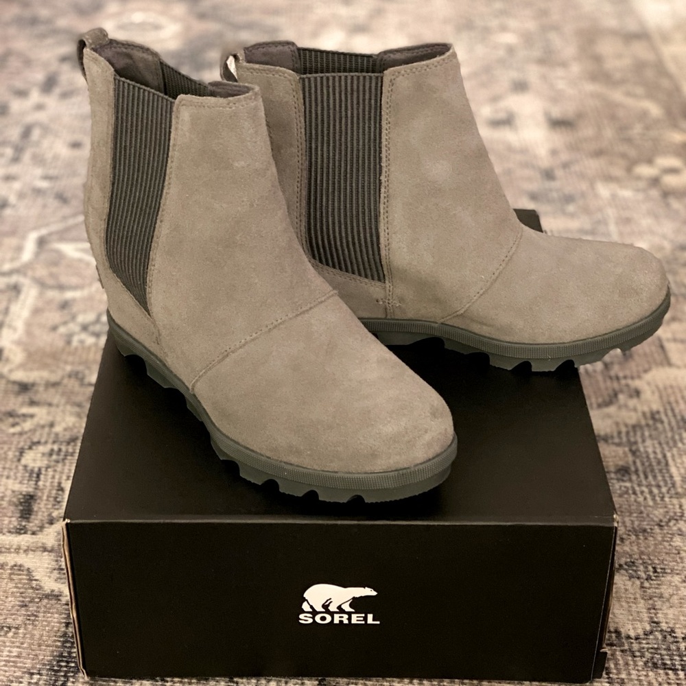 Joan of Arctic, Wedge II Chelsea Boot, Size 8.5, NWT